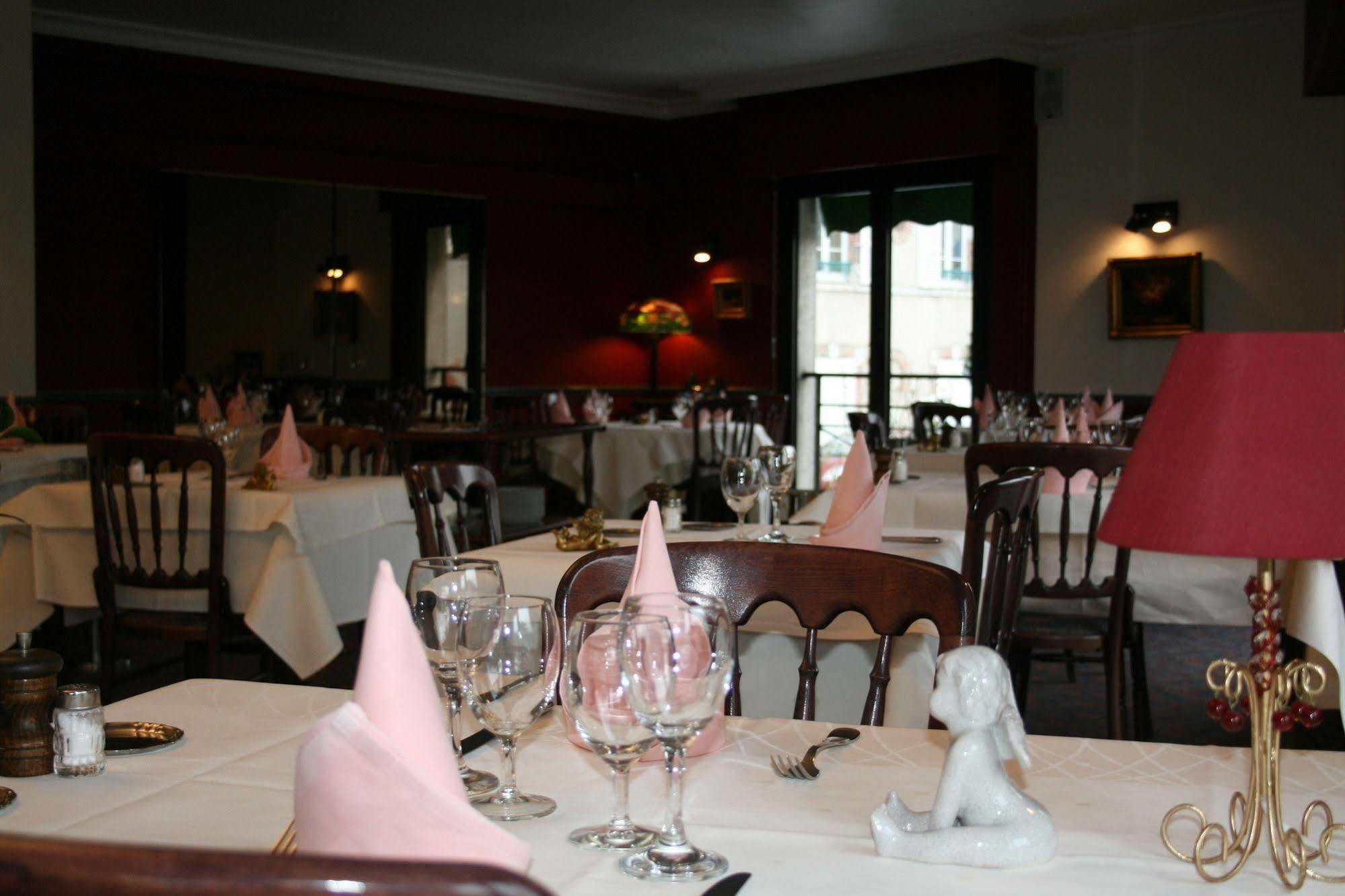 Auberge De La Fontaine Aubigny-sur-Nère Exteriör bild
